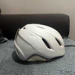 Women’s Giro ski helmet